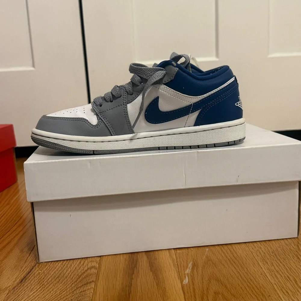 Jordan Women Sneakers in Navy Blue, White, Gray